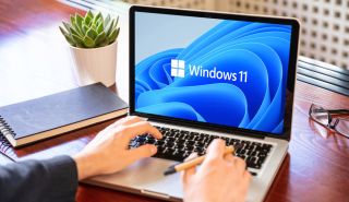 在 Apple MacBook 筆記本電腦上運行的 Microsoft Windows 11。
