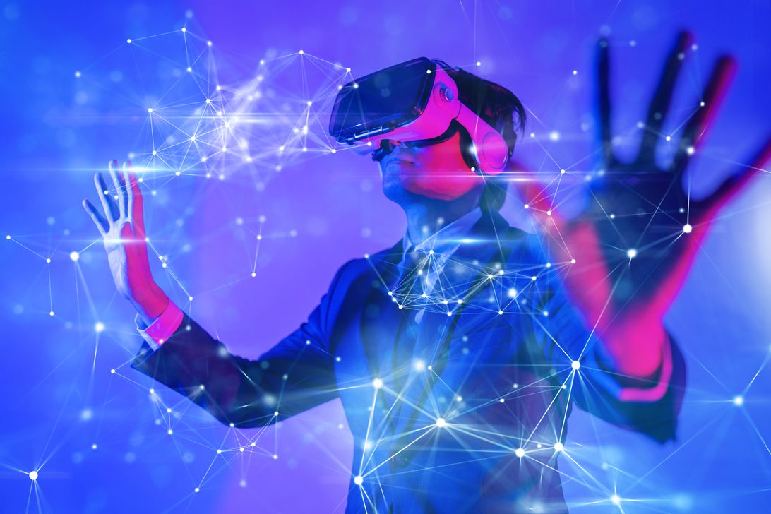 一個(gè)穿著西裝的男人戴著 VR 耳機(jī)。