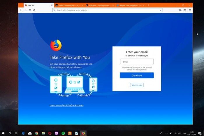 Mozilla今日面向所有支持的桌面平臺(tái)發(fā)布了Firefox 62正式版，雖然舊版本目前仍未開(kāi)放升級(jí)通道，但心急的用戶可以前往服務(wù)器下載最新版本。新版Firefox強(qiáng)化了同步功能，允許用戶斷開(kāi)服務(wù)移除收藏夾、訪問(wèn)歷史、密碼、cookies和緩存等數(shù)據(jù)。   此外，在“漢堡”菜單中新增了追蹤保護(hù)的開(kāi)關(guān)，在 開(kāi)發(fā) 者工具中引入了三個(gè)面板的窗口查看器。對(duì)于普通用戶來(lái)說(shuō)，最為重要的改進(jìn)是新標(biāo)簽的配置，自該版本開(kāi)始新標(biāo)簽頁(yè)可以配置顯示熱門 網(wǎng)站 、高亮、Pocket數(shù)據(jù)，以及選擇多少行數(shù)據(jù)顯示等等。   新版本中最為實(shí)用的改進(jìn)是位于地址欄右側(cè)的“ Clear Site Data and Cookies”選項(xiàng)，能允許用戶為已經(jīng)加載的網(wǎng)站刪除數(shù)據(jù)。這意味著該頁(yè)面的數(shù)據(jù)能夠輕松刪除，而不需要清除整個(gè)瀏覽會(huì)話。